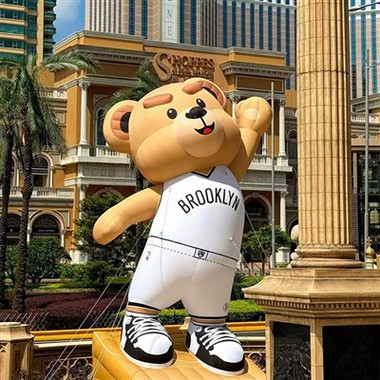 Oglašavanje na naduvavanje Slatki crtani medvjed igra košarku